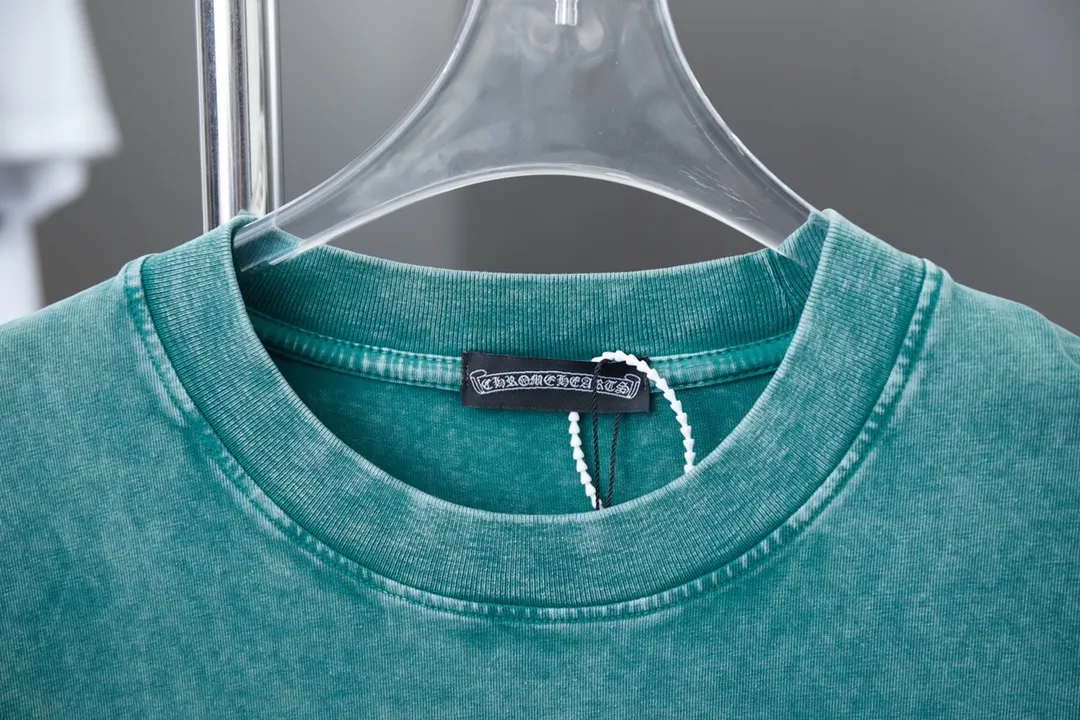 🅿️220 Chrome Hearte 25SS early spring new style, flocked printed hot diamond short sleeves, light luxury, essential item for daily commuting for men and women, correct version, welcome to compare, detailed features · 280 grams of 100% pure cotton double yarn jersey fabric · Special thickened 32 pieces of double-strand 1X1 thread in the same vat · Beautiful velvet Chrome Heart pattern printing ➕Australian broken diamonds. Ready-to-wear dyeing Then do the faded fried snowflake process, then wash it to make it look old. Common washing improves the effect · Double-needle stitching across seams · Original main mark, washed tag, branded moisture-proof paper packaging Color: Black/Apricot/Burgundy/Grass Green Size: S/M/L/XL
